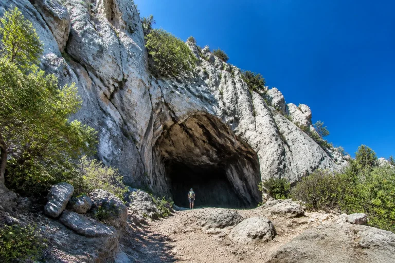 Entree de la grotte rolland calanques de marseilleveyre