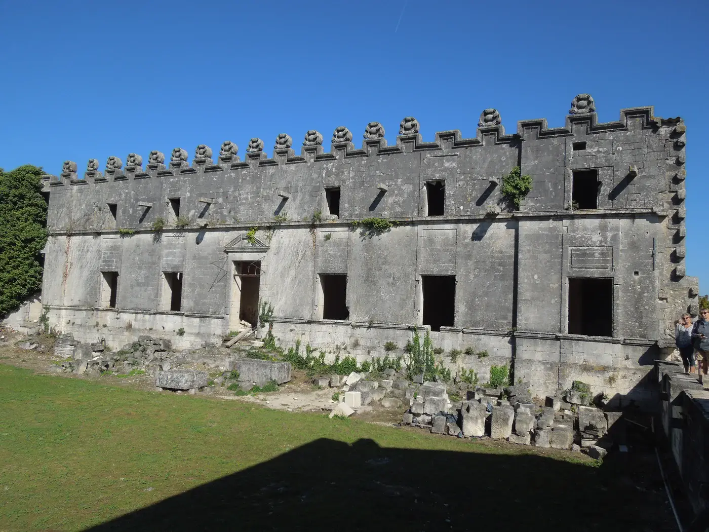 Façade nord du château de Bouteville, mâchicoulis et fenêtres ouvertes sur le vide
