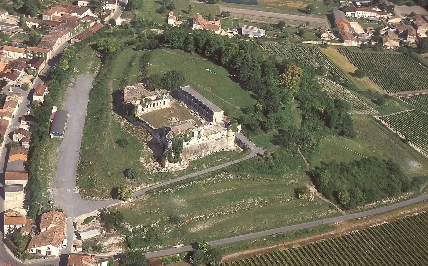 Vue aérienne du château de Bouteville, son enceinte et le village en contrebas
