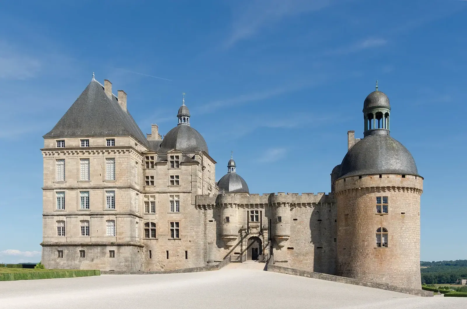 Facade du chateau de Hautefort avec ses tours coiffees de domes d'ardoise