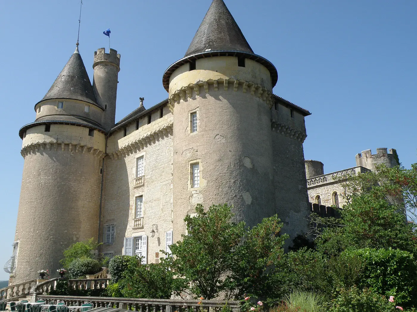 Tours du château de Mercuès et terrasse dominant la vallée du Lot