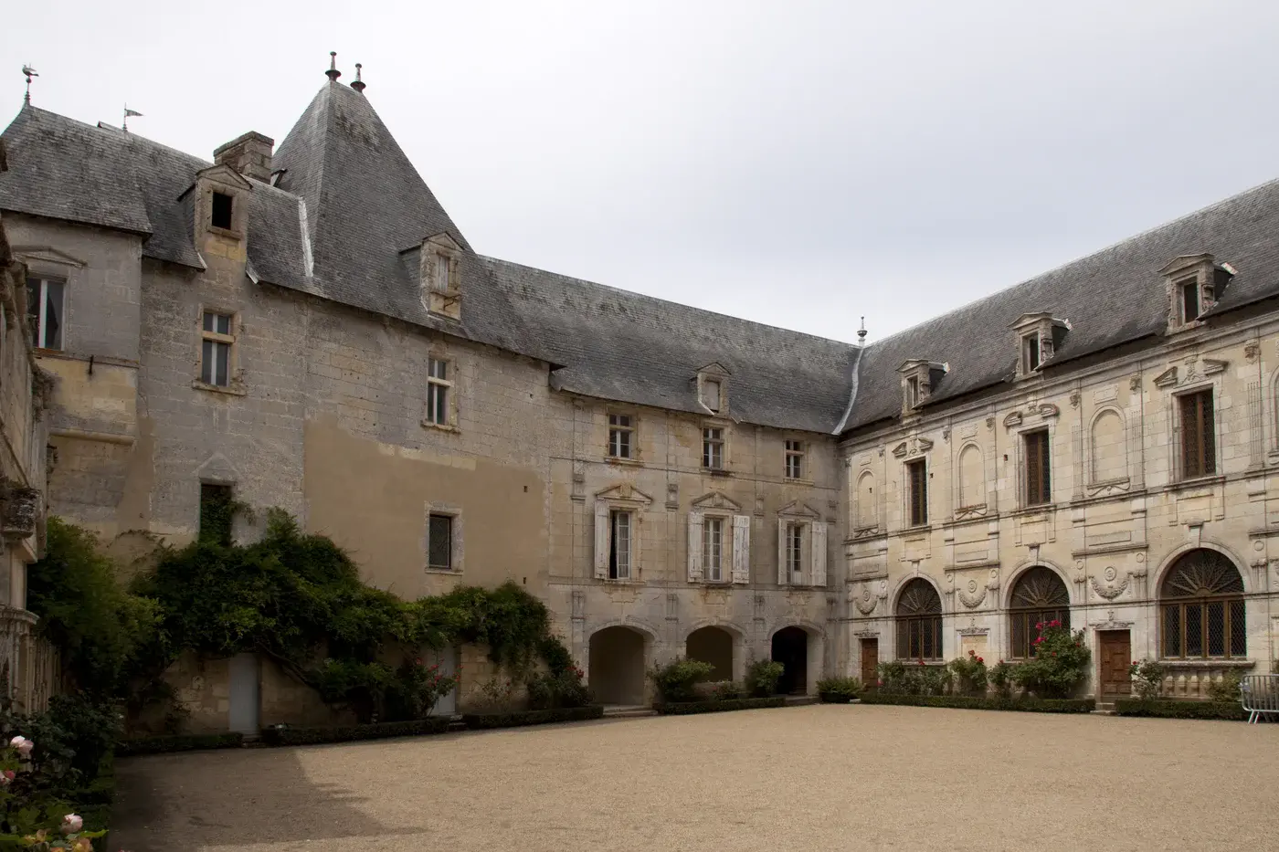 Cour intérieure du château de Vayres, arcades et corps de logis
