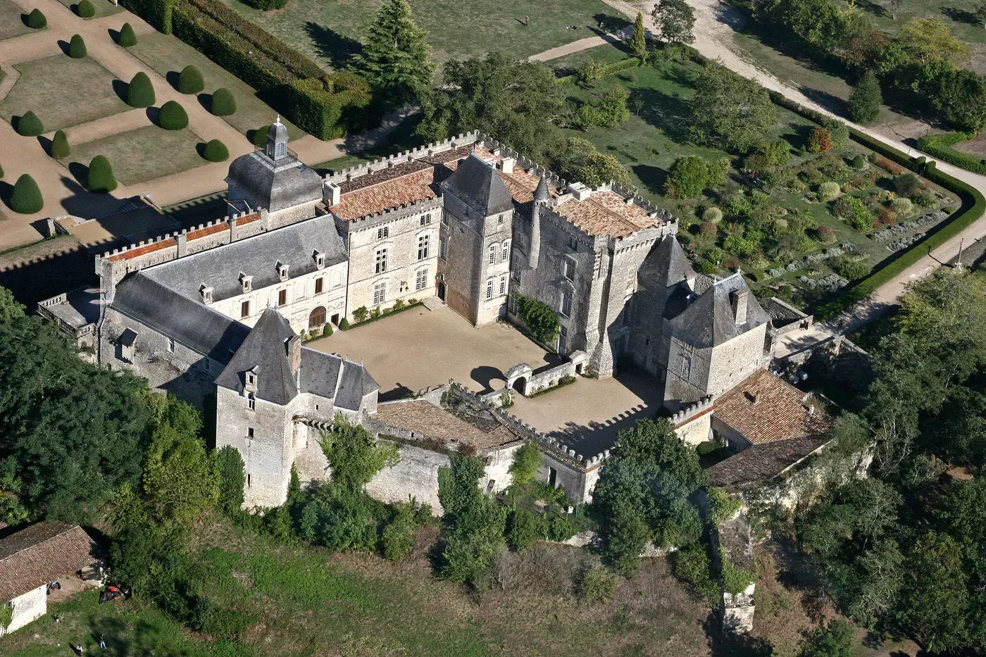 Vue aérienne du château de Vayres et de ses jardins à la française