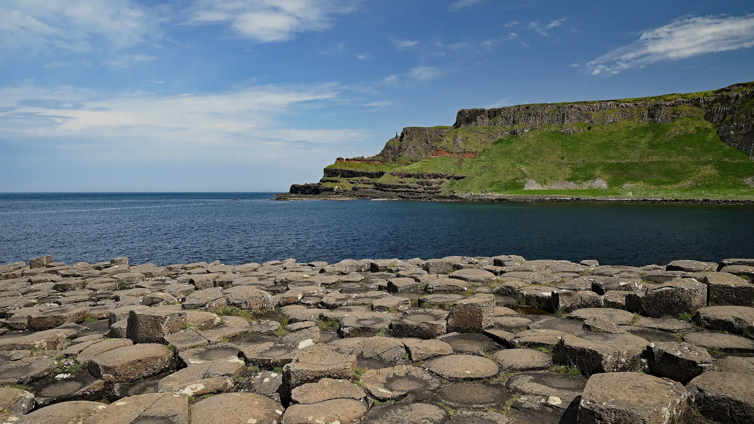 Le dallage hexagonal de la Chauss&eacute;e des G&eacute;ants face aux falaises du comt&eacute; d&rsquo;Antrim