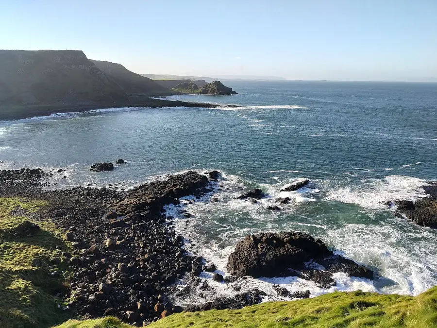 Vue sur la falaise de basalte et la baie depuis les Organ Pipes