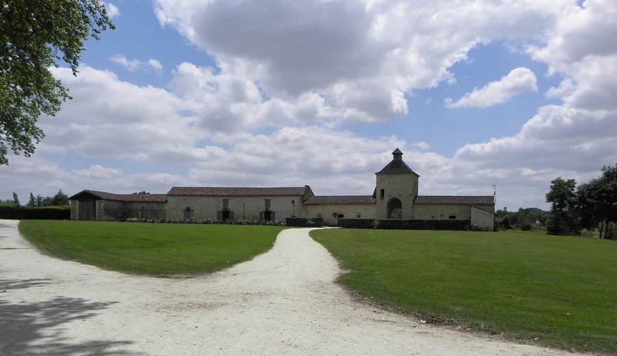 Vue d'ensemble des batiments de l'abbaye de Flaran depuis l'allee