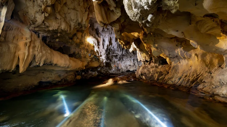 Rivière souterraine dans une galerie de calcaire aux parois sculptées