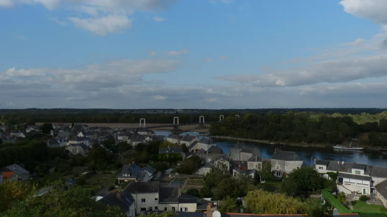 Le bourg de Montjean-sur-Loire au-dessus de la Loire, avec les pylones du pont suspendu