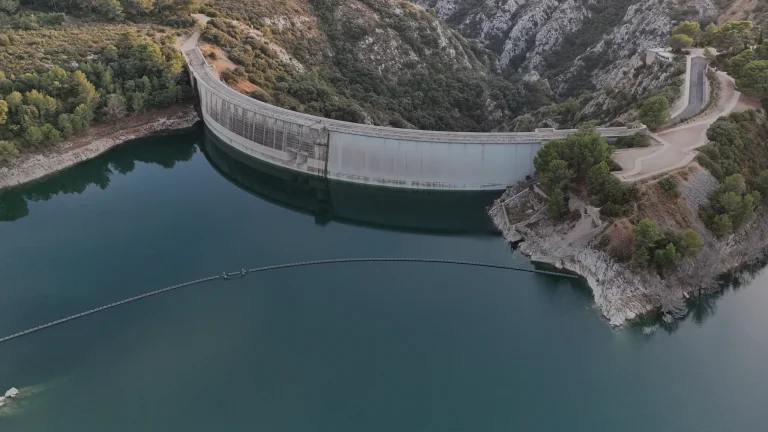 Le barrage de Bimont vu d'en haut, sa retenue et les gorges de l'Infernet