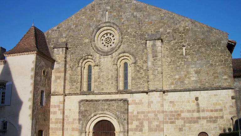 Facade romane de l'eglise abbatiale de Flaran dans le Gers