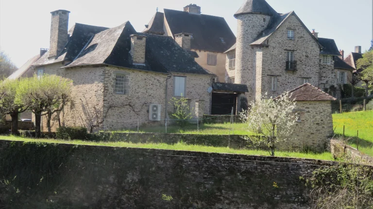 Maisons a tourelle d'escalier au bord de l'Auvezere a Segur-le-Chateau