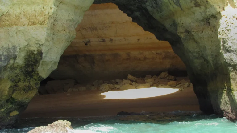 Entrée de la grotte de Benagil et sa plage intérieure, vues depuis la mer
