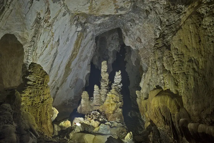 Colonnes et stalagmites g&eacute;antes dans une salle de Sơn Đo&ograve;ng