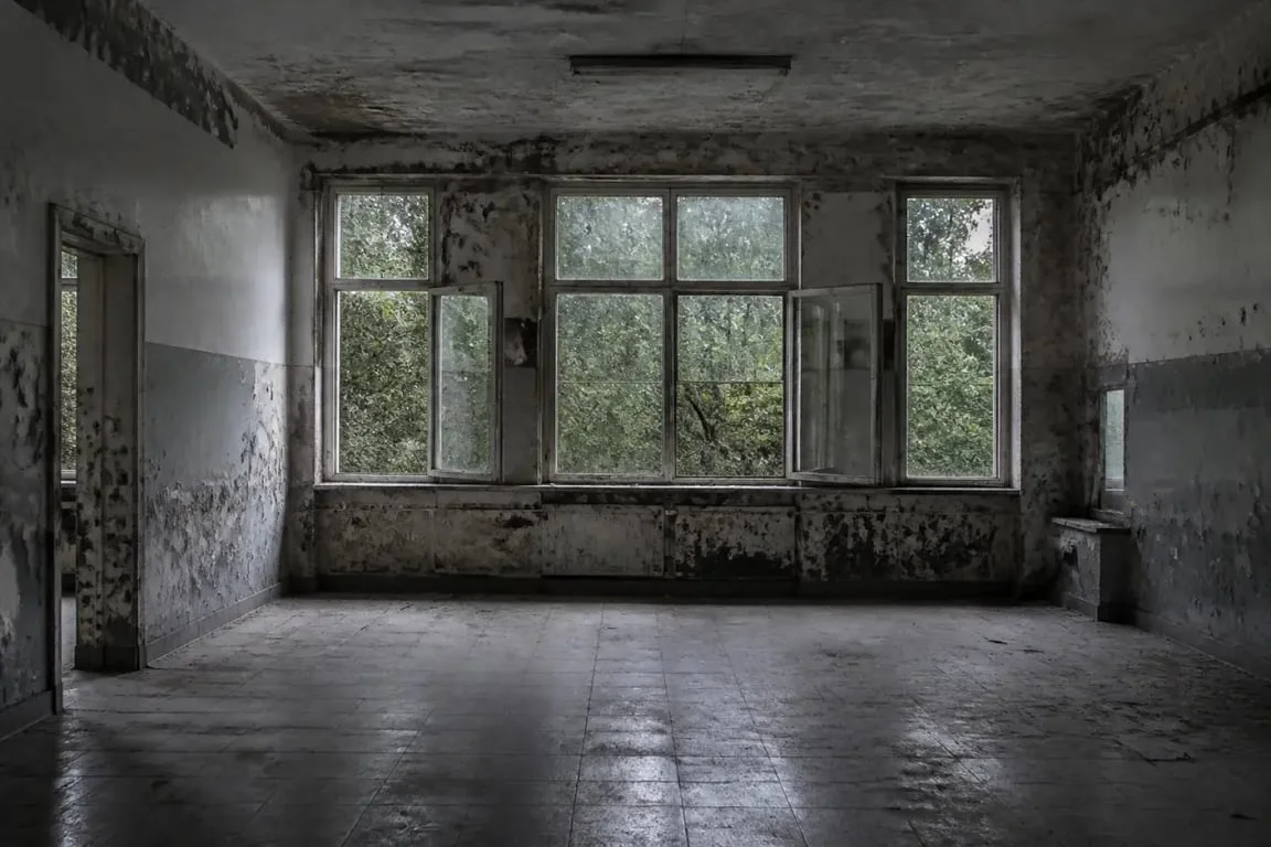 Hôpital psychiatrique abandonné : ancienne salle de soin vide et dégradée dans un pavillon déserté